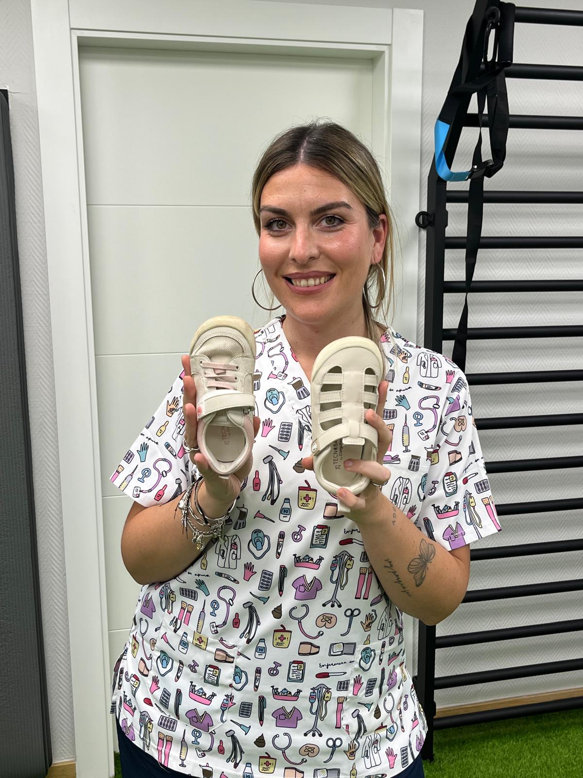 Una familia mostrando sus pies con su calzado