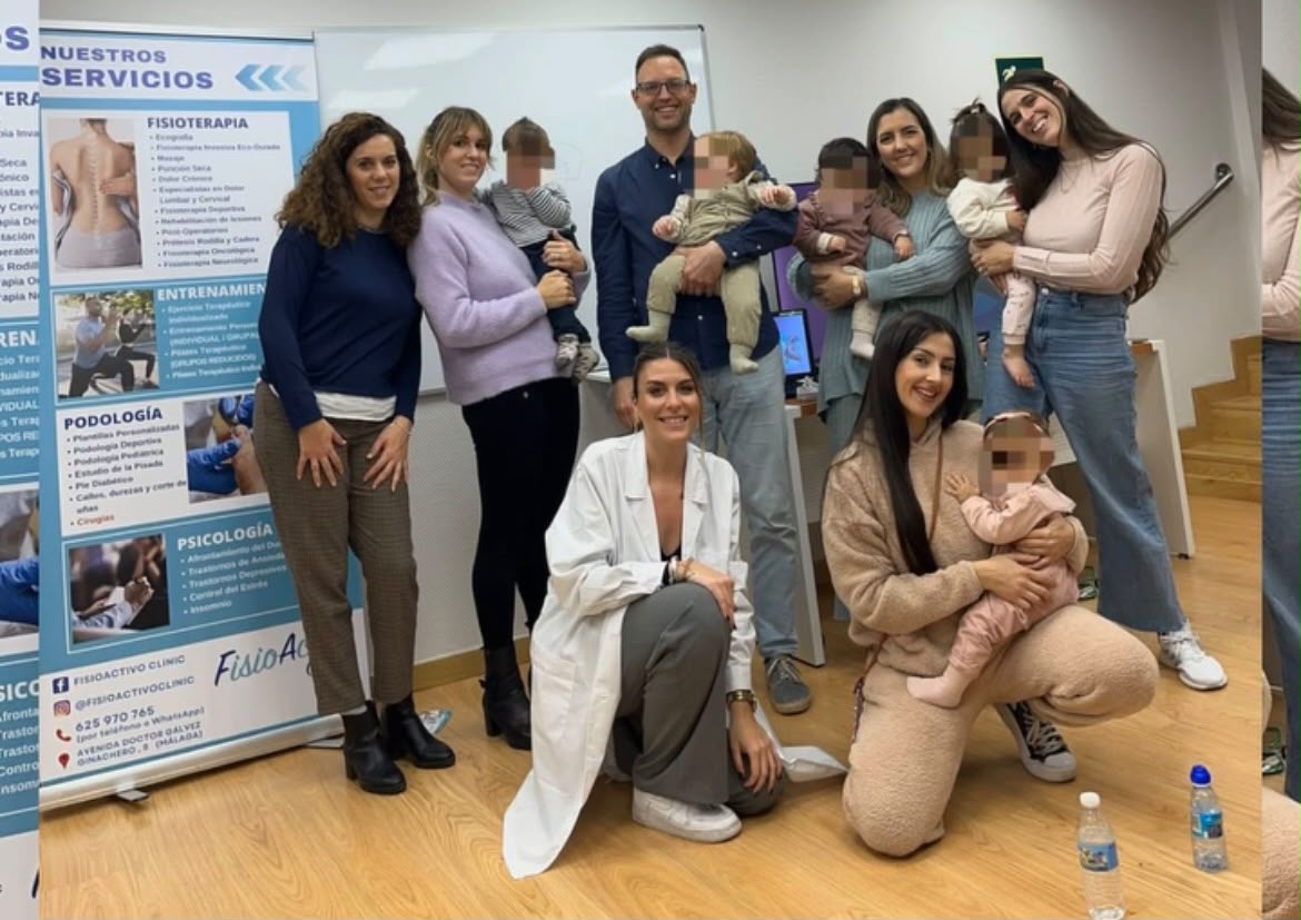 Laura junto a un equipo de profesionales de la salud en un evento, con familias